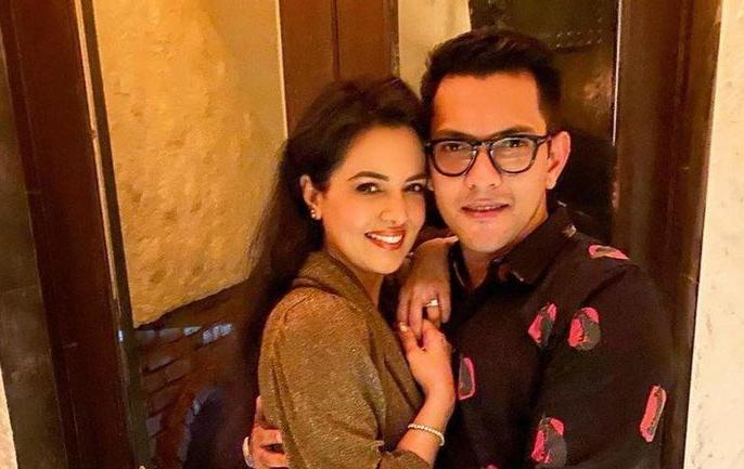 Aditya Narayan S Wife Shweta Agarwal Joins Instagram Shares A Adorable Wedding Picture English Lokmat Com