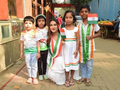 Actress Ruchi Gujjar Celebrates Republic Day with Children, Distributes Books under Shreeram Janhit kalyan Foundation | Actress Ruchi Gujjar Celebrates Republic Day with Children, Distributes Books under Shreeram Janhit kalyan Foundation