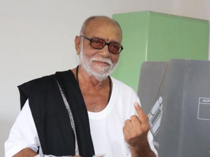 Renowned Spiritual Leader Morari Bapu Exemplifies Civic Duty, Casts Vote in Lok Sabha Elections | Renowned Spiritual Leader Morari Bapu Exemplifies Civic Duty, Casts Vote in Lok Sabha Elections