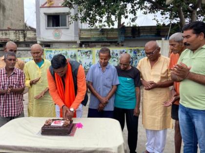 Hitesh Vishwakarma, the national president of the Shri Bajrang Sena, celebrated his 36th birthday by serving the elderly at an old age home | Hitesh Vishwakarma, the national president of the Shri Bajrang Sena, celebrated his 36th birthday by serving the elderly at an old age home