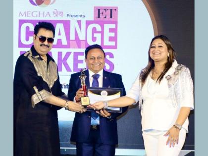 Dr Padmakar Nandekar Is Bestowed with Distinguished Changemaker 2022 Award By Economic Times | Dr Padmakar Nandekar Is Bestowed with Distinguished Changemaker 2022 Award By Economic Times