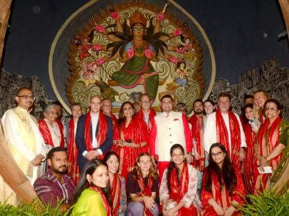 Foreign diplomats connect with the soul of North Kolkata at Chaltabagan Durga Puja | Foreign diplomats connect with the soul of North Kolkata at Chaltabagan Durga Puja
