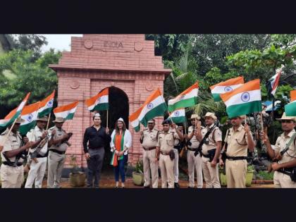 Green man Viral Desai waves Green flag to Tiranga car going to Delhi | Green man Viral Desai waves Green flag to Tiranga car going to Delhi