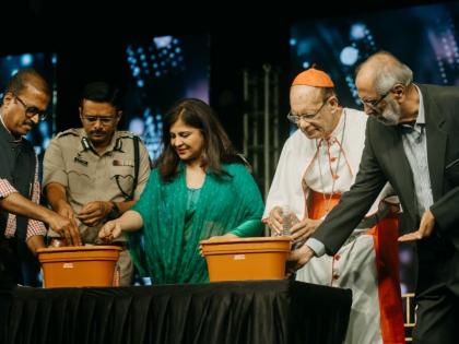 Thousands of Mumbai Christians celebrate Christmas with the theme of peace | Thousands of Mumbai Christians celebrate Christmas with the theme of peace Thousands of Mumbai Christians celebrate Christmas with the theme of peace | Thousands of Mumbai Christians celebrate Christmas with the theme of peace