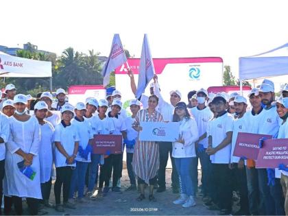Axis Bank organizes cleanliness drive at Juhu Beach in Mumbai | Axis Bank organizes cleanliness drive at Juhu Beach in Mumbai