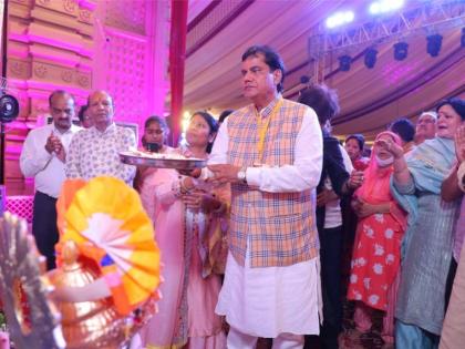 Devotees seek blessings from Lal Bagh King, the God of vows, at Netaji Subhash Place | Devotees seek blessings from Lal Bagh King, the God of vows, at Netaji Subhash Place