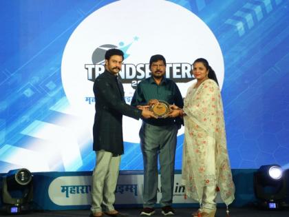 Female Youth Icon & Social Worker Pradnya Sharma (Phopherkar) felicitated by Union Minister at Trendsetter 2022 Event | Female Youth Icon & Social Worker Pradnya Sharma (Phopherkar) felicitated by Union Minister at Trendsetter 2022 Event