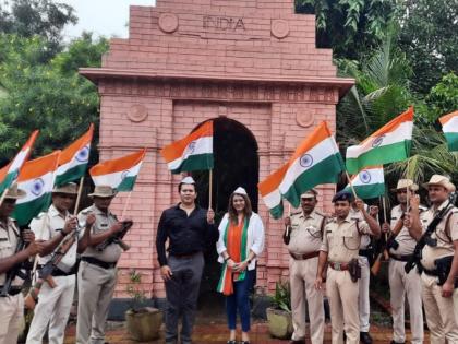 Green man Viral Desai waves Green flag to Tiranga car going to Delhi | Green man Viral Desai waves Green flag to Tiranga car going to Delhi