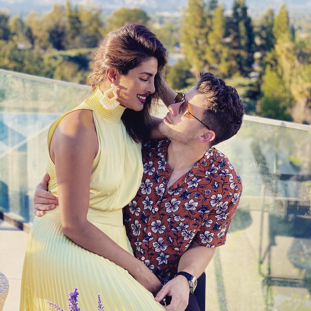 Nick Jonas Kiss Priyanka Chopra Kissing Pic Goes Viral See Photos
