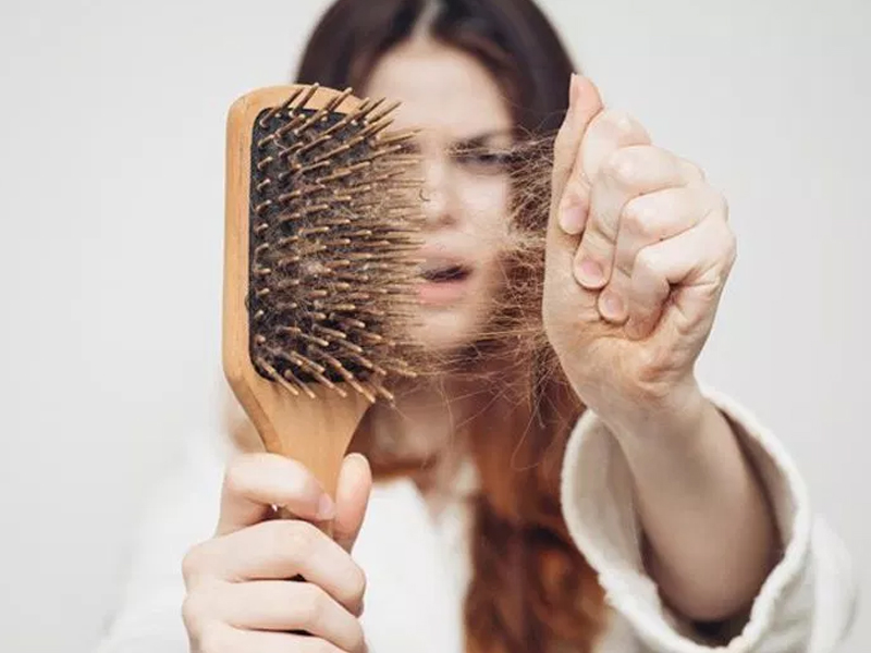 बाल झड़ने का इलाज : अगर तेजी से झड़ रहे हैं बाल तो आज ही से शुरू कर दें ये  6 काम, जल्दी मिल सकता है आराम