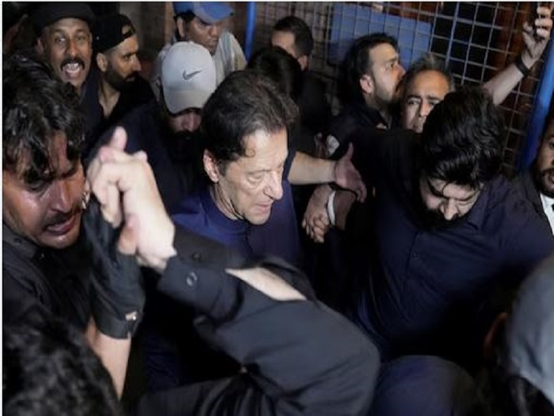 इमरान खान को घसीटते हुए ले गए, धक्का मारते हुए गाड़ी में बैठाया, 'बेइज्जती'..-Dragged Imran Khan, pushed him and made him sit in the car, 'insulted'..
