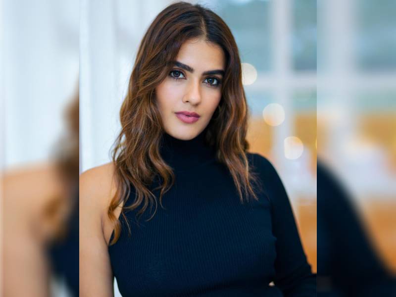 एक्ट्रेस काव्या थापर को मुंबई पुलिस ने किया गिरफ्तार, जानें क्या है मामला