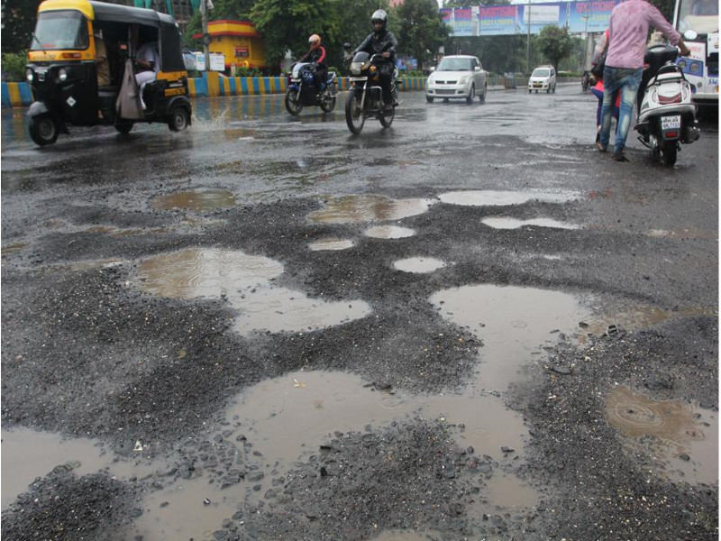 सड़क के गड्ढे भरने के अभिनव तरीके सीखने होंगे