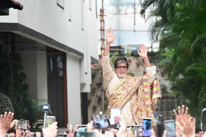 मुंबई में भारी बारिश के बीच भी 'जलसा' पहुंचे फैंस, अमिताभ बच्चन बोले- आपका ये प्यार भावुक कर देने वाला है'