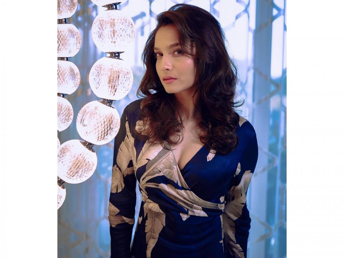 ankita lokhande blue dress Ankita Lokhande's look in royal blue saree is a must-have for festive  fashion