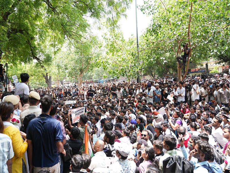 Cockroach Janta Party Protest CJP Delhi jantar mantar abhijeet dipke watch photos | कॉकरोच जनता पार्टी का दिल्ली में शक्ति प्रदर्शन, सुरक्षा के बीच गूंजे विरोध के नारे, देखें ...