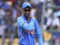 IND vs AUS, 3rd ODI: शिखर धवन का कंधा चोटिल, स्कैन के बाद नहीं उतरे ओपनिंग के लिए - Hindi News | IND vs AUS, 3rd ODI: shikhar dhawan has hurt his left shoulder after dive | Latest cricket News at Lokmatnews.in
