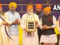 गुरु तेग बहादुर का 400वां प्रकाश पर्व: लाल किला पहुंचे PM मोदी, विशेष सिक्का और डाक टिकट जारी, 400 सिख संगीतकारों ने किया परफॉर्म - Hindi News | Sri Guru Teg Bahadur 400th Parkash Purab celebrations pm Narendra Modi attends Red Fort Delhi see video | Latest india News at Lokmatnews.in