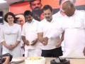 Rahul Gandhi 54th Birthday: केक काटने सफेद टी शर्ट-ब्लैक पैंट में पहुंचे राहुल गांधी, वीडियो वायरल - Hindi News | Rahul Gandhi 54th birthday Delhi Mallikarjun Kharge Priyanka Gandhi Vadra | Latest india News at Lokmatnews.in