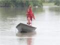 Brahmaputra: नाव पर पत्नी ने दिया बेटी को जन्म, पति ने कहा, 'मुझे और बच्चों की कोई इच्छा नहीं है', देखें वीडियो - Hindi News | GUWAHATI Assam flood Morigaon district Brahmaputra baby on a boat | Latest india News at Lokmatnews.in