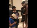 खुद अपने इस नन्हे फैन से विराट कोहली ने मांग लिया ऑटोग्राफ, VIDEO वायरल - Hindi News | virat kohli took autograph from little fan, video goes viral | Latest cricket News at Lokmatnews.in