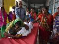 Bihar encephalitis death: पीड़ित परिजनों का दर्द- बच्चों को नहीं भर्ती कर रहे हॉस्पिटल, ORS तक नहीं दिया - Hindi News | SKMCH Hospital not admitted children Chamki Fever no ORS Acute Encephalitis Syndrome AES in Bihar Muzaffarpur | Latest india News at Lokmatnews.in