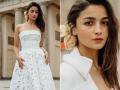 परी म्हणू की अप्सरा ! आलिया भटच्या फोटोशूटवर खिळल्या साऱ्यांच्या नजरा, See Pics - Marathi News | Alia Bhatt look gorgeous in white off-shoulder gown before Gangubai Kathiawadi premiere at Berlin see photos | Latest filmy Photos at Lokmat.com