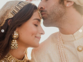 Ranbir Kapoor-Alia Bhatt Marriage: रणबीर कपूर और आलिया भट्ट की पहली तस्वीर सामने आई, वायरल - Hindi News | Ranbir Kapoor-Alia Bhatt Marriage First Video leak first photo viral rishi kapoor neetu singh see pics | Latest bollywood News at Lokmatnews.in