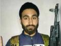 AMU छात्र के हिजबुल में शामिल होने का दावा, एके 47 के साथ फोटो हुई वायरल - Hindi News | aligarh university student join terror group hizbul | Latest india News at Lokmatnews.in