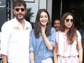 मुंबई में फैमिली संग लंच करने पहुंची अनन्या पांडे, देखें Photos - Hindi News | Photos: Ananya Panday with father Chunky Panday and Mom Bhavna Panday Snapped at lunch in Bandra | Latest bollywood Photos at Lokmatnews.in