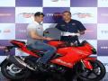 TVS ने लॉन्च की नई अपाचे RR 310, एमएस धोनी बने पहले खरीददार - Hindi News | New TVS Apache RR 310 with Slipper Clutch Launched at Rs 2.27 Lakh, MS Dhoni Becomes 1st Owner | Latest automobile News at Lokmatnews.in