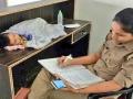 बच्ची के साथ ड्यूटी करने वाली महिला कांस्टेबल को घर के पास मिला तबादला - Hindi News | Jhansi's Mom Cop Archana Jayant With 6 month Baby At Work : woman police constable got transfer after viral picture on social media | Latest india News at Lokmatnews.in