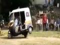 ड्राइवर ने हीरो की तरह चलाई ऑटोरिक्शा, स्टंट देखकर आप भी हर जाएंगे हैरान, वीडियो वायरल - Hindi News | Auto rickshaw driver amazing stunt video goes viral on social media | Latest weird News at Lokmatnews.in