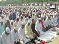 Eid Ul Adha 2019: ईद मुबारक! देश भर में बकरीद की धूम, पीएम मोदी ने दी बधाई - Hindi News | Eid Ul Adha 2019 Eid Mubarak bakrid celebration live updates in all over india People offers namaz at Masjid | Latest spirituality News at Lokmatnews.in