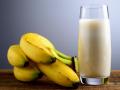 दूध के साथ केला खाना क्या सेहत के लिए होता है फायदेमंद? जानिए क्या कहते हैं एक्सपर्ट? - Hindi News | Is eating banana with milk beneficial or harmful for health, know what expert has to say | Latest health News at Lokmatnews.in