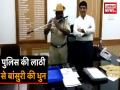 लाठी को बांसुरी बना हेड कांस्टेबल ने निकाले सुर, वीडियो वायरल - Hindi News | Hubli Head Police Constable turns his Deadly Fiber Lathi into Flute | Latest weird Videos at Lokmatnews.in