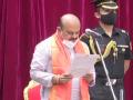 येदियुरप्पा के बाद बसवराज बोम्मई के हाथ में कर्नाटक की कमान, राज्यपाल ने दिलाई मुख्यमंत्री पद की शपथ - Hindi News | Basavaraj Bommai sworn in as new Chief Minister of Karnataka update and pics | Latest india News at Lokmatnews.in