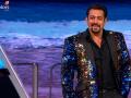 Bigg Boss 12: सलमान ने किया शो का दमदार आगाज, श्रीसंत समेत इन प्रतियोगियों की हुई घर के अंदर एंट्री - Hindi News | bigg boss 12 live update salman khan welcome contestants | Latest television News at Lokmatnews.in