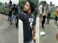 यूपी के इस जिले में सड़क पर लाइव बर्थडे पार्टी, केक काटने के लिए चलाई गई गोली, वीडियो वायरल - Hindi News | UP Baghpat man shoots cake to cut, see viral video | Latest weird News at Lokmatnews.in