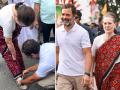 'भारत जोड़ो यात्रा' में सोनिया गांधी हुईं शामिल, मां के जूतों के फीते को बांधते नजर आए राहुल गांधी, वायरल हुई तस्वीरें - Hindi News | Sonia Gandhi was involved in 'Bharat Jodo Yatra' Rahul Gandhi was seen tying the lace of mother shoes pictures went viral | Latest india Photos at Lokmatnews.in