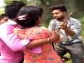 बिहार: बदमाशों ने की प्रेमी जोड़े की पिटाई, युवती से रेप की कोशिश, वीडियो हुआ वायरल - Hindi News | goons-harassed-couple-in-bihar's begusarai-trying-to-sexual-harassed-woman-video goes viral | Latest crime News at Lokmatnews.in