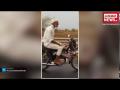 Viral Video: ये शख्स बाइक पर दिखाता है हैरान करने वाले करतब - Hindi News | bike stunt on road viral video social media | Latest weird Videos at Lokmatnews.in