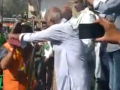 Fact Check: बिहार चुनाव में वोट मांगने गए BJP उम्मीदवार को लोगों ने पहनाया जूतों की माला? जानें वायरल वीडियो की सच्चाई - Hindi News | Fact Check: People put a garland of shoes on the BJP leader in Bihar? Learn the truth of viral video | Latest weird News at Lokmatnews.in