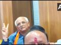 नए सीएम की घोषणा के बाद बीजेपी विधायक भूपेंद्र पटेल जीत का संकेत दिखाते हुए, फोटो वायरल - Hindi News | Gujarat new CM BJP MLA Bhupendra Patel showing victory sign during announcement party office photo viral | Latest india News at Lokmatnews.in