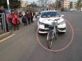 साइकिल से टकराई कार, उसके बाद हुआ कुछ ऐसा, सभी रह गए दंग - Hindi News | car damaged by bicycle, photo became viral on social media | Latest weird News at Lokmatnews.in