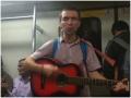 वीडियो: दिल्ली मेट्रो में गाना गाकर इस विदेशी ने लूटी वाह-वाही! - Hindi News | castro singing a Russian song in delhi metro | Latest weird News at Lokmatnews.in