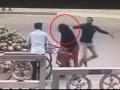 Chain Snatching: Greater Noida में बदमाशों ने दिनदहाड़े लूट ली महिला की चेन, CCTV में कैद हुई वारदात - Hindi News | Chain Snatching: In Greater Noida, miscreants robbed in broad daylight, chain caught in CCTV | Latest weird Videos at Lokmatnews.in