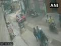 दिल्ली में मां-बेटी ने सोने की चेन छीन कर भाग रहे बदमाश को पकड़ा, वायरल हुआ वीडियो - Hindi News | Bike borne chain snatchers caught red-handed by a woman and her daughter in Nangloi Delhi | Latest weird News at Lokmatnews.in