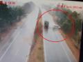 VIDEO: रफ्तार और बारिश का कहर, ट्रक में घुसी इनोवा; चेन्नई-कोलकाता नेशनल हाईवे पर भीषण हादसा - Hindi News | Chennai-Kolkata National Highway Innova rams into truck horrific accident video | Latest weird News at Lokmatnews.in