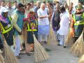 स्वच्छता अभियान का अजीबोगरीब तरीका  - Hindi News | The peculiar way of cleanliness campaign | Latest india News at Lokmatnews.in